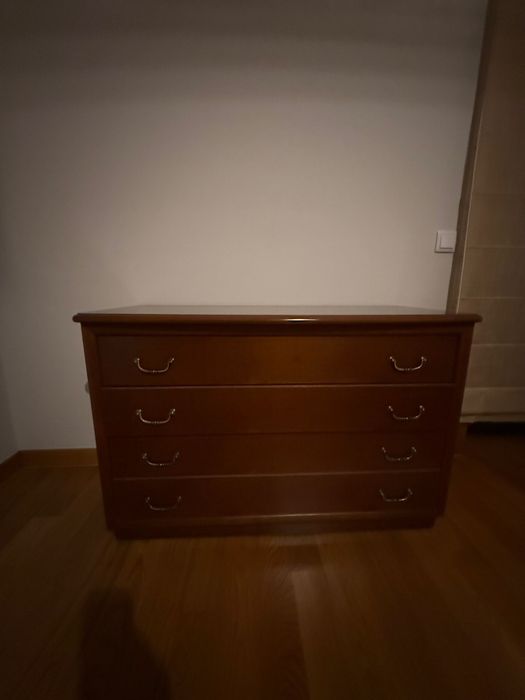 Cama de Casal, mesa de cabeceira e cómoda