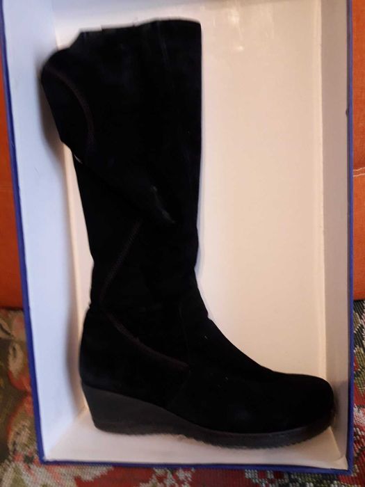 Жіночі зимові замшеві чоботи