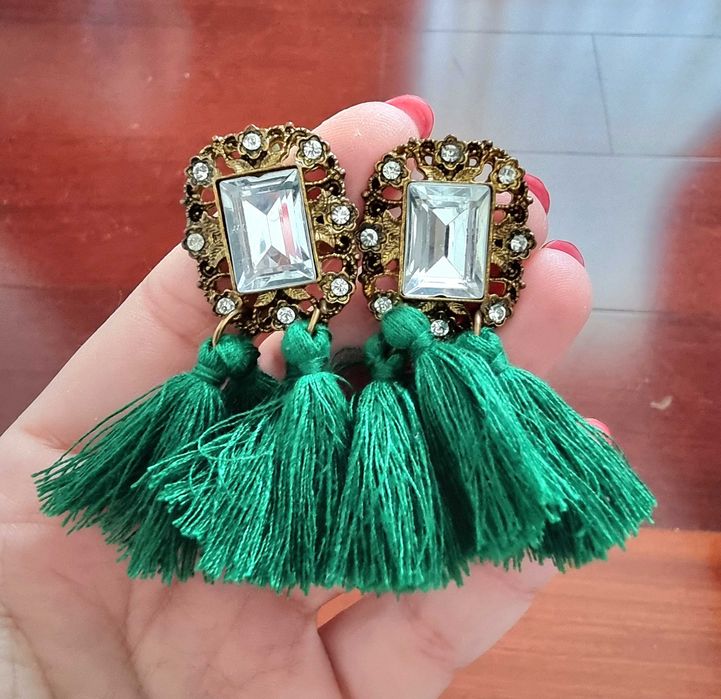 Brincos em tons de dourado e verde