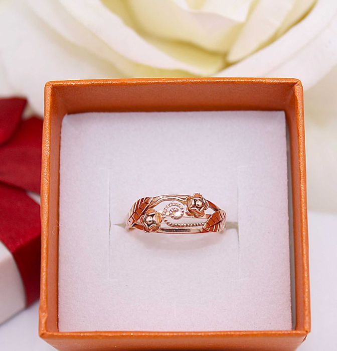 Złoty pierścionek p.585/2,44g z kwiatuszkami na froncie