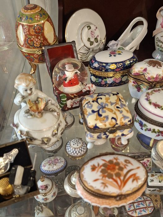 Caixas antigas em porcelana com fecho para comprimidos