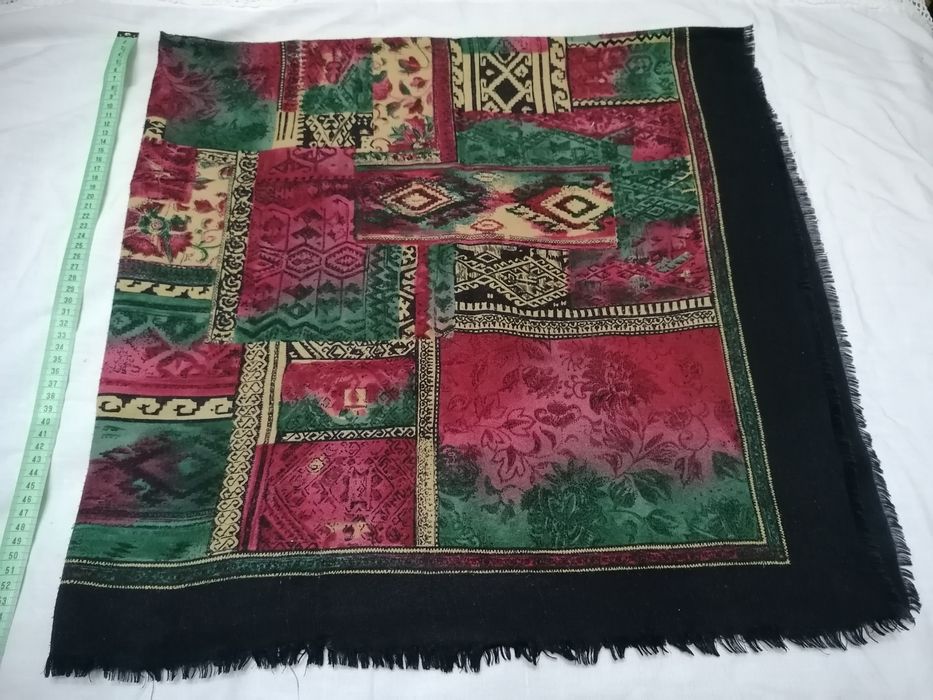 Lenços antigos de cabeça e ombros