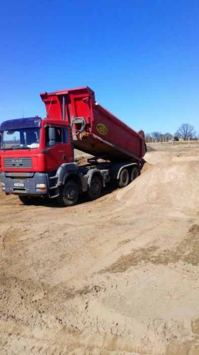Piasek ziemia humus kruszywa wykopy transport koparka roboty ziemne