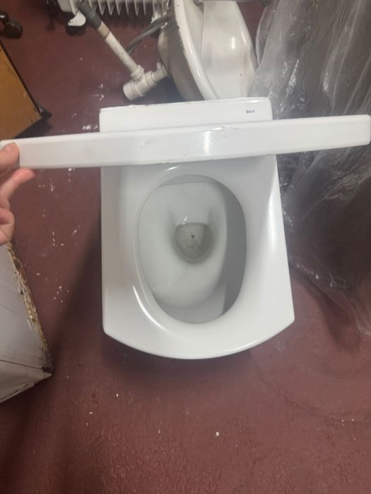 Miska WC biała z opuszczaną klapą Roca