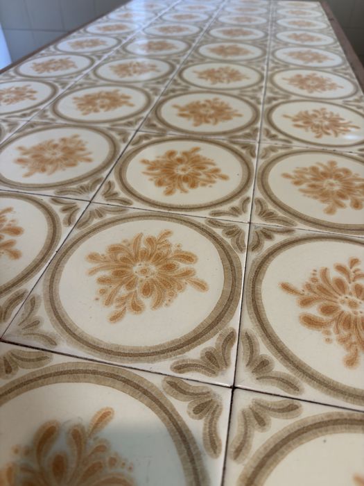 Mesa rústica com tampo de azulejo