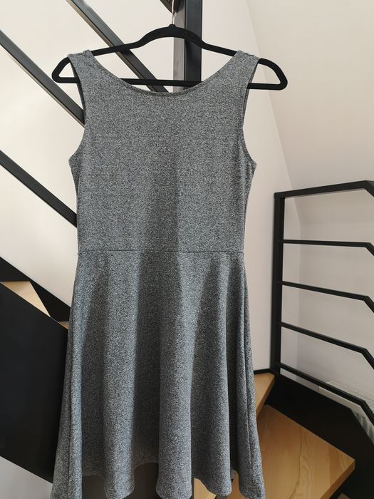 Szara delikatnie rozkloszowana sukienka H&M 38 M