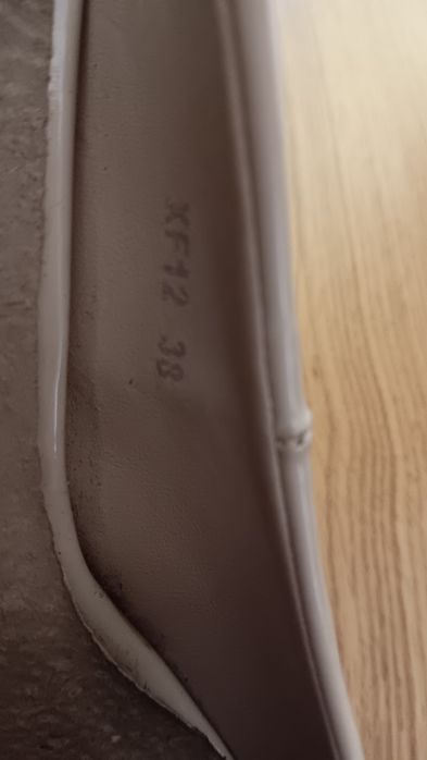 Buty kremowe,lakier, na platformie  r.38