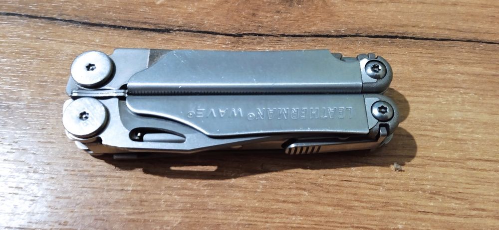 Мультітул Leatherman Wave Plus і чохол.
