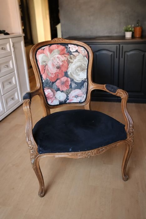 Fotel Ludwikowski. Krzesło drewniane, czarne, kwiaty