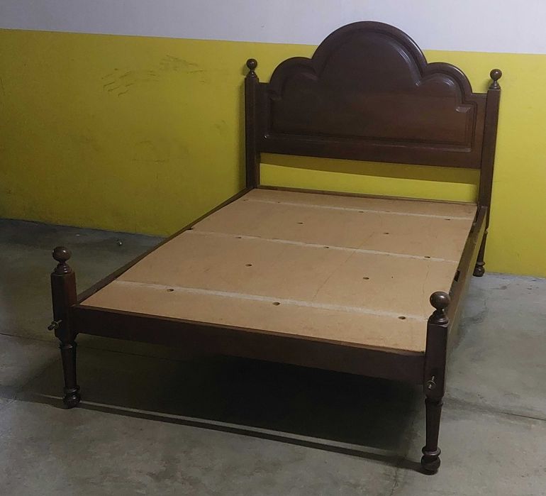Cama com Mesinha Cabeceira (possibilidade de fornecer colchão)