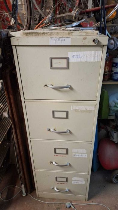 Arquivo metálico com gavetas