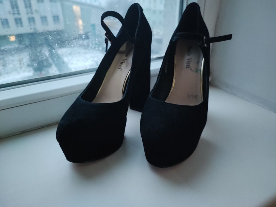 Туфлі на каблуку з червоною підошвою