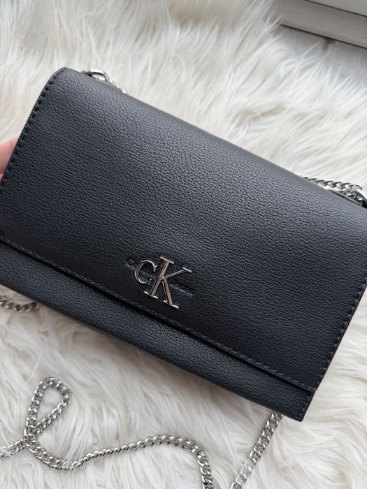 Сумка шкіряна Calvin Klein на ланцюжку