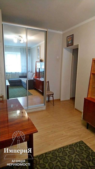 Продам однокімнатну на Січневому з косметичним ремонтом.