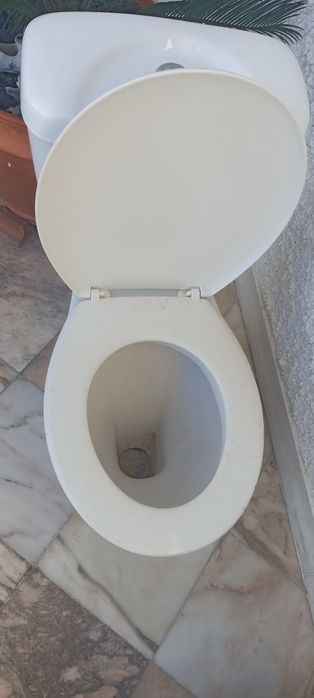 Sanita e depósito de água a funcionar