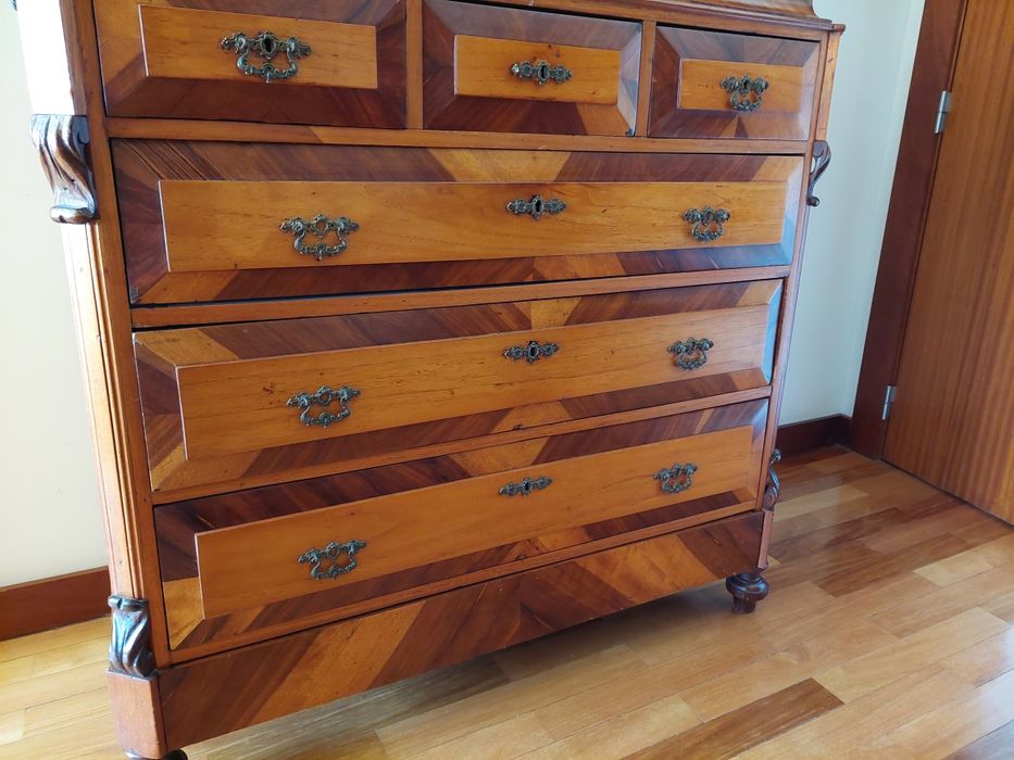 Cómoda antiga de estilo, com ferragens originais cinco niveis de gavet
