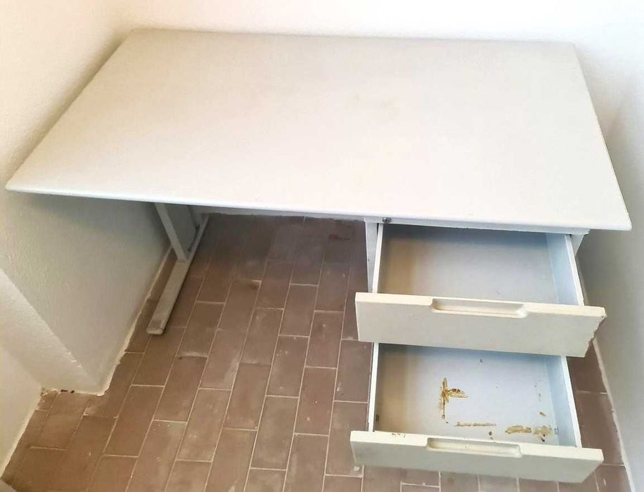Secretárias em metal com o tampo branco