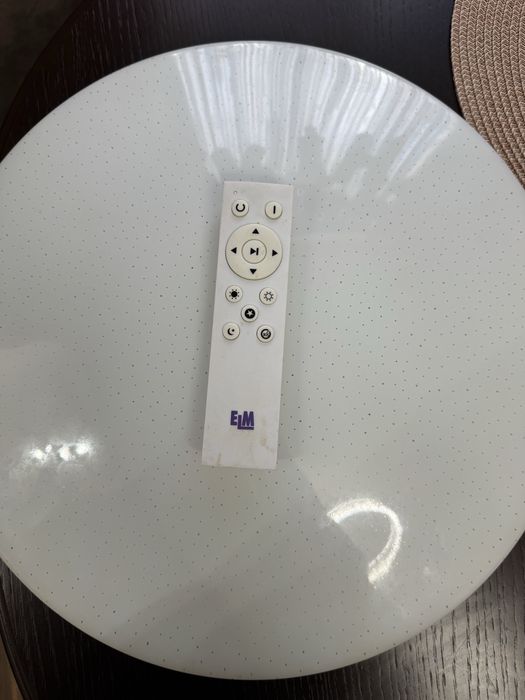 Продам светодиодный потолочный светильник