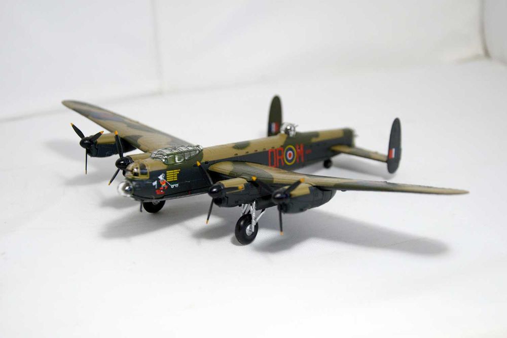 Avião Miniatura Lancaster 1:144