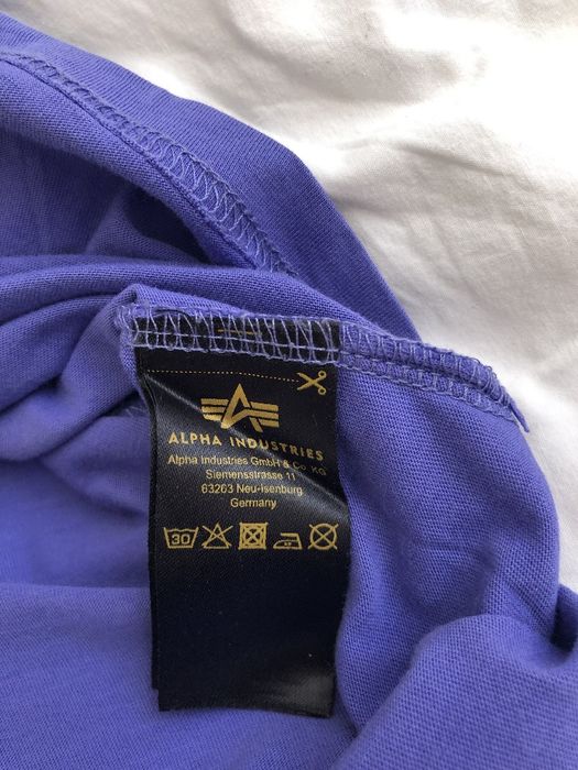 Фіолетова футболка alpha industries з крутим дизайном на спині