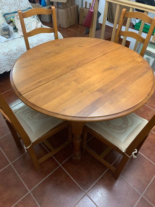 Mesa de sala mais cadeiras em madeira