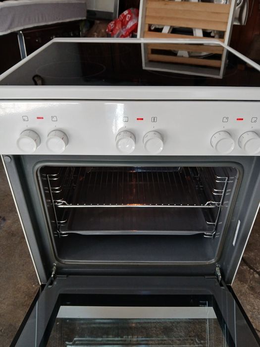 Vendo fogão elétrico, vitrocerâmico. 4 bocas e forno elétrico.  Bom estado