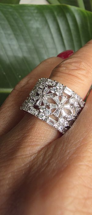 Okazały pierścionek z cyrkonami w srebrze.