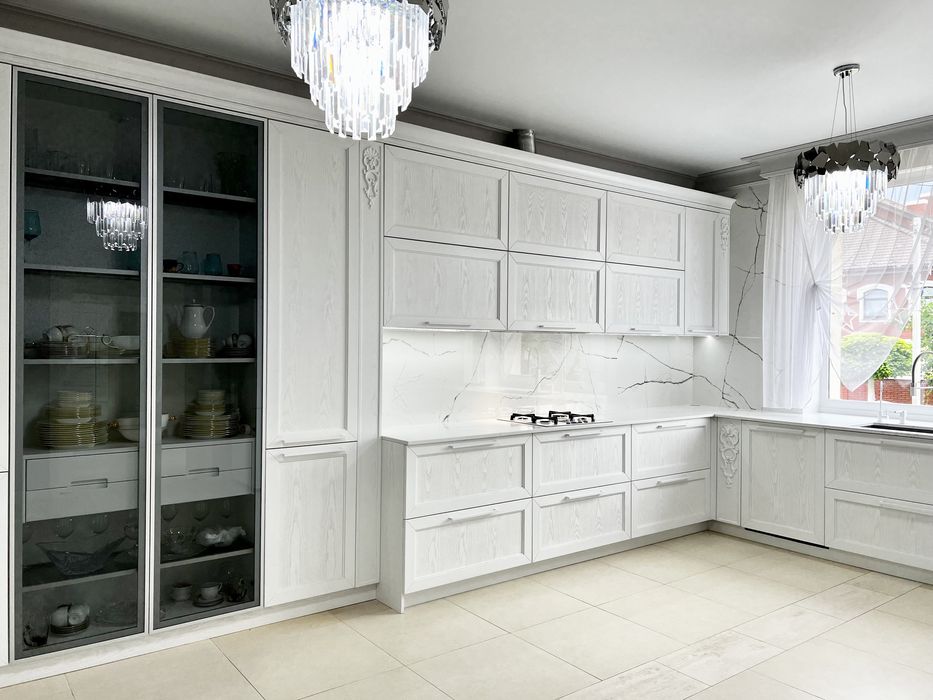 Будинок в районі вул. Буковинської (Беверлі Хіллс.) Є басейн