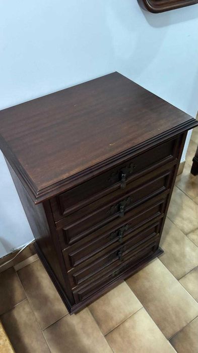 Mesa de Cabeceira Clássica