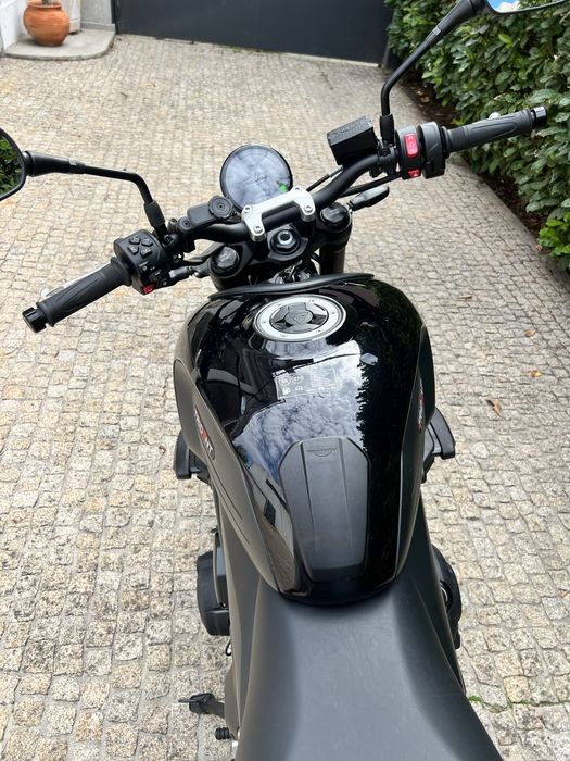 Triumph Trident 660 preta (11/2024) – 2 536 km – 1.º dono – como nova