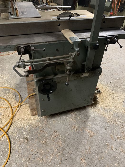 Maszyna wieloczynnosciowa heblarka grubosciowka pila