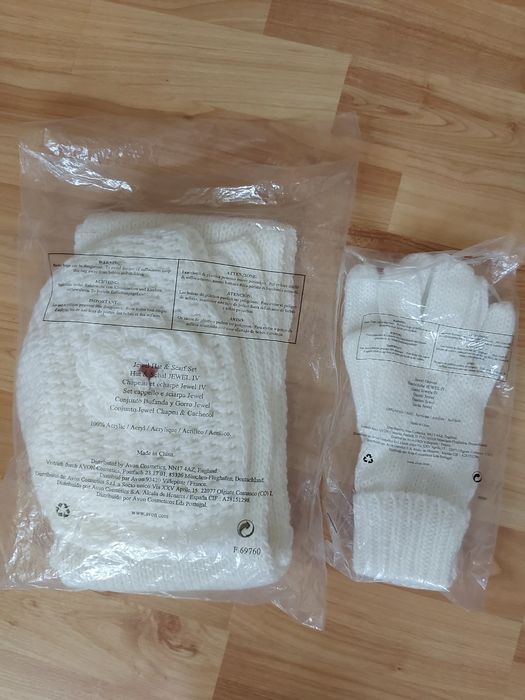 Komplet zimowy (czapka, szal i rekawiczki)