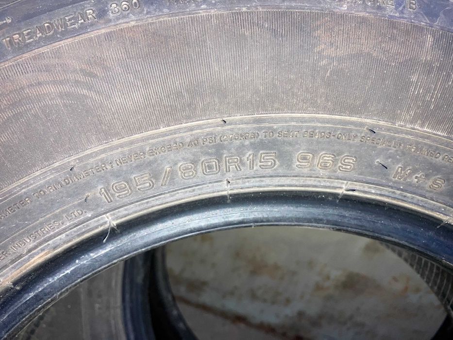 Продам комплект резини Dunlop Grandtrek AT20 195/80 r15