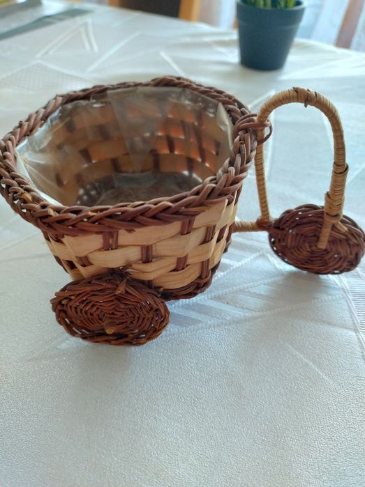 Ozdobny koszyczek wiklinowy do kwiatów