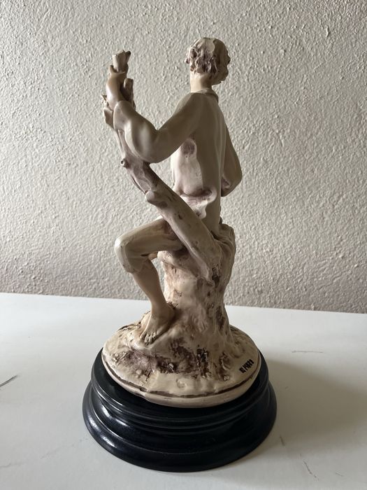 Conjunto duas estatuetas campestres em marfinite
