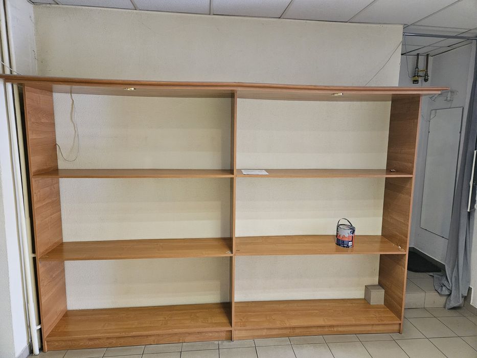Regały z półkami