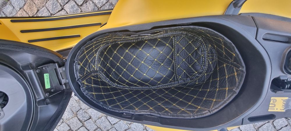 Vespa YELLOW & BLACK negociável