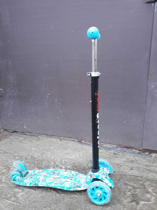 Дитячий трьохколісний самокат