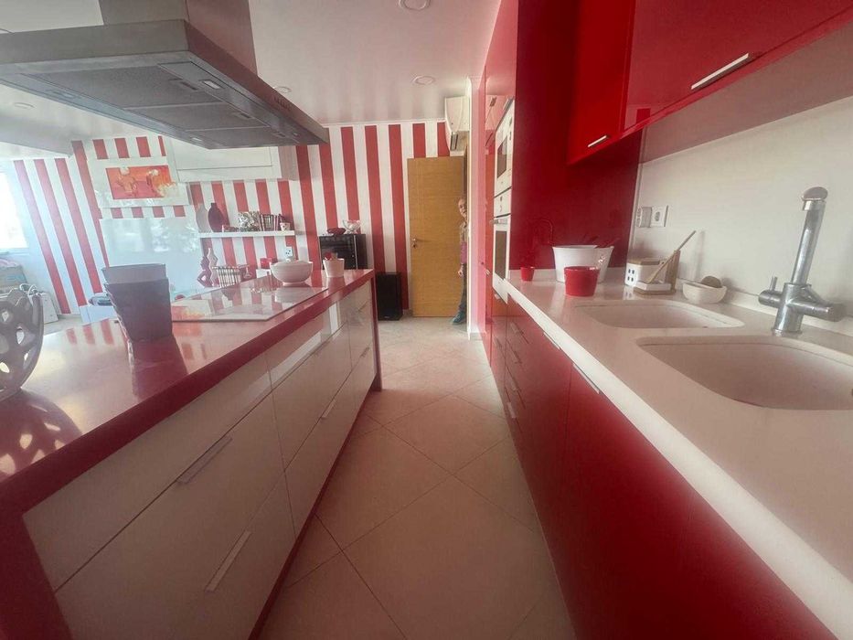 Apartamento de alta qualidade com vistas maravilhosas e exposição nascente, poente, norte e sul para as praias, cidades e campo