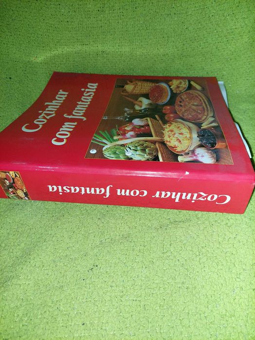 Diversos livros  incluindo uma coleção de receitas de cozinha