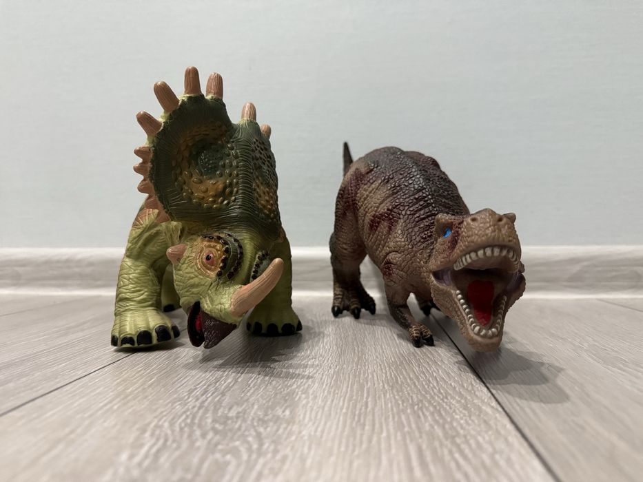 Великі фігурки динозаврів