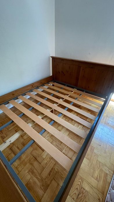 cama de casal em madeira maciça(com colchão)