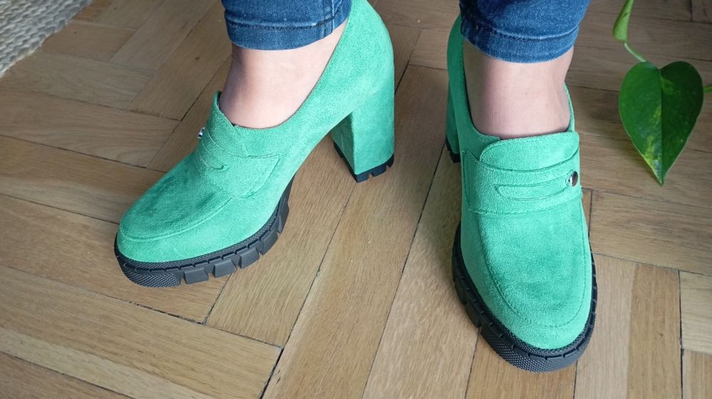 Buty zielone na obcasie typu mokasyny