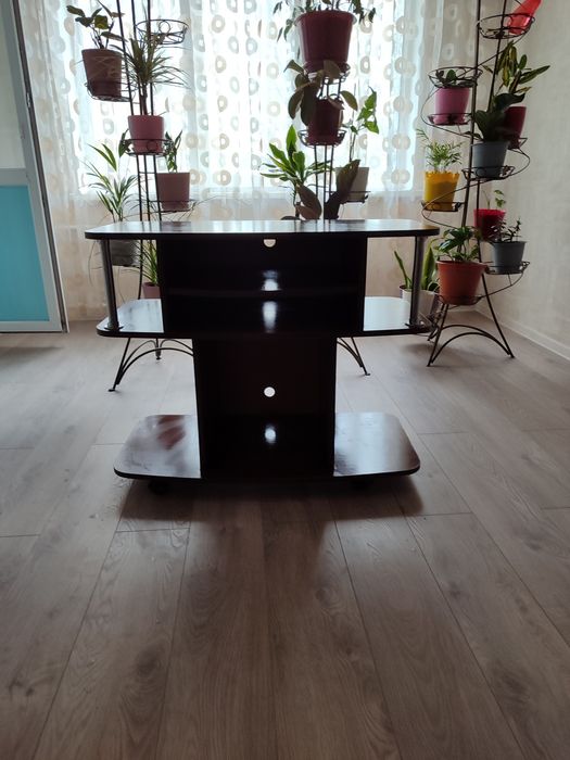 Тумба под телевізор в гарному стані