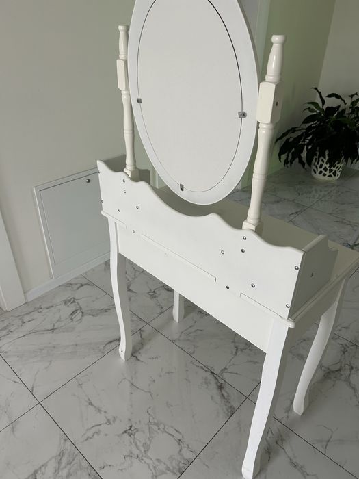 Biała toaletka dziewczęca do makijażu