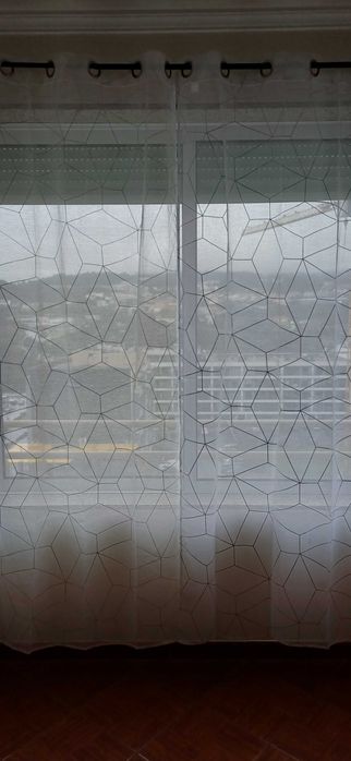 Cortinas brancas com trabalho preto