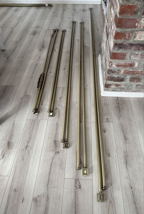 złote karnisze na zasłony