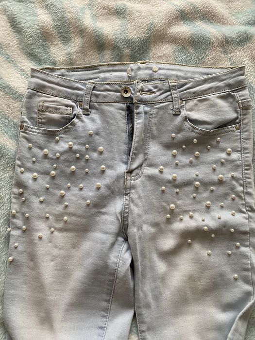 Damskie jasne jeansy skinny z perełkami r. M