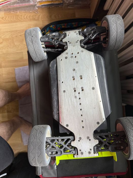 Model xray  xb8e ’23 podwozie