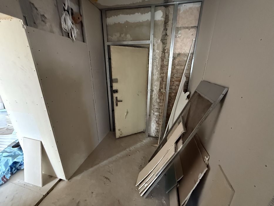 Центр міста. 2 поверх. 82м2. Частковий ремонт. Цегляний будинок